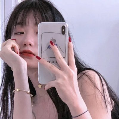 随盲柳入眠的女人